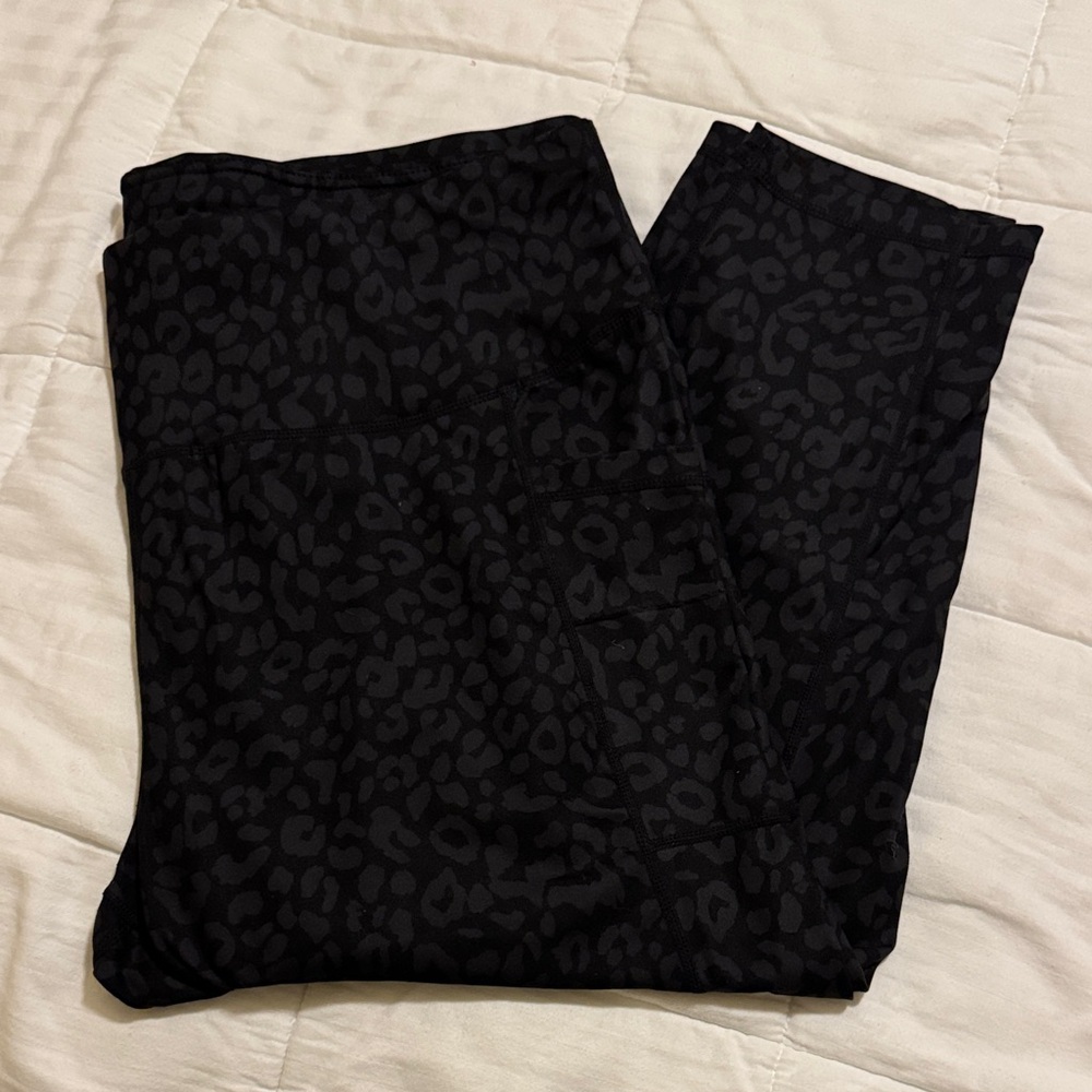 Woman’s Patterned Cropped Leggings